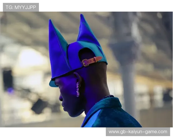 冲浪男孩用头盔装海水带回家